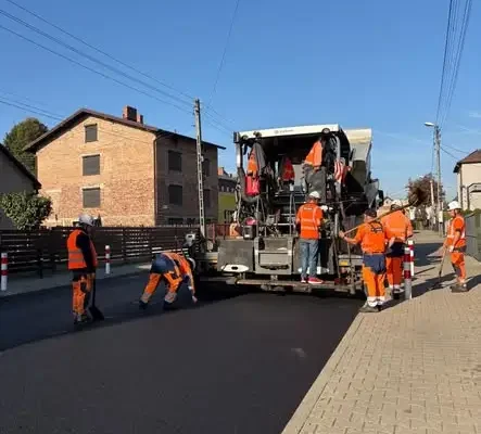 Dąbrówka Wielka: w sobotę układają ostatnią warstwę asfaltu na ul. Przyjaźni