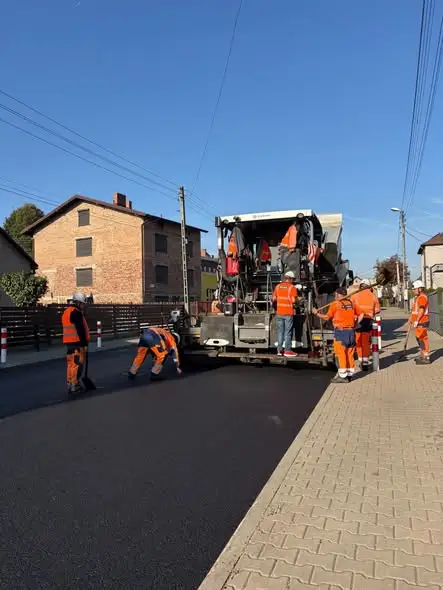 Dąbrówka Wielka: w sobotę układają ostatnią warstwę asfaltu na ul. Przyjaźni