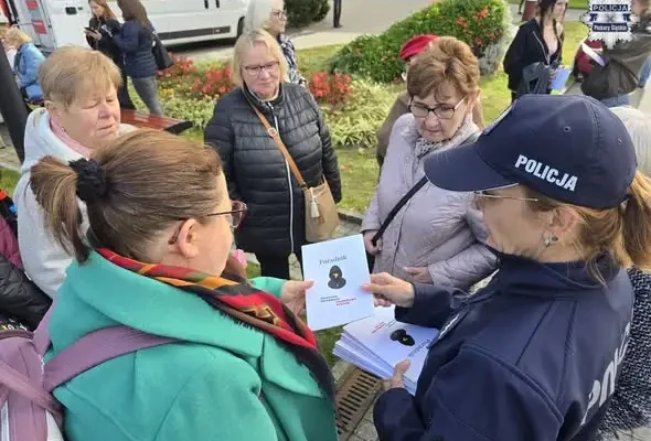 Piekary Śląskie: Policja zabezpieczała przemarsz Dnia Różowej Wstążki i edukowała o cyberbezpieczeństwie