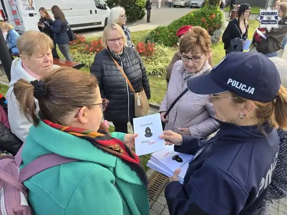 Piekary Śląskie: Policja zabezpieczała przemarsz Dnia Różowej Wstążki i edukowała o cyberbezpieczeństwie
