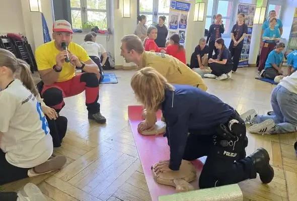 Europejski Dzień Przywracania Czynności Serca – piekarscy policjanci uczą, jak ratować życie