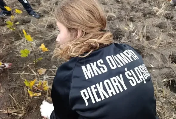 Młode zawodniczki Olimpii Piekary Śląskie posadziły Las Kieszonkowy przy ul. Kamiennej