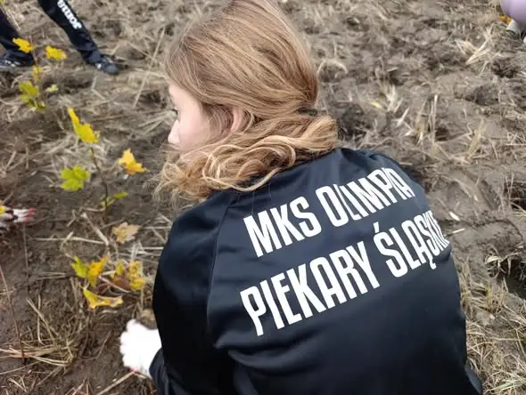 Młode zawodniczki Olimpii Piekary Śląskie posadziły Las Kieszonkowy przy ul. Kamiennej