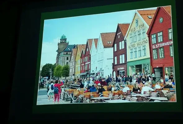 Norweskie fiordy oczami Adama Lubosa – relacja z prelekcji w piekarskiej bibliotece